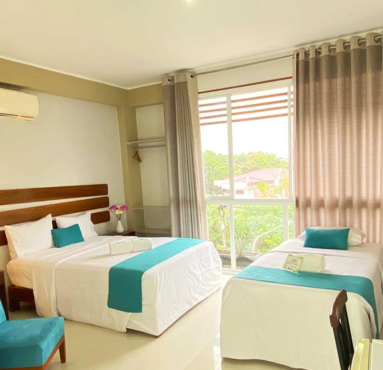 Detalle de las camas y la luz natural en la Habitación Doble Plus