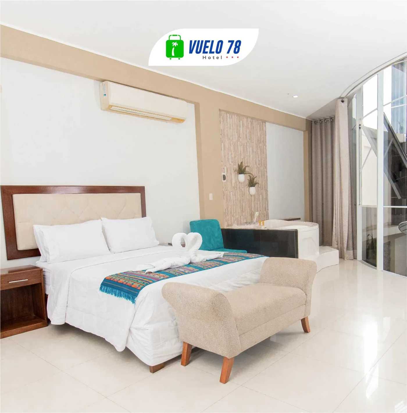 Cama principal y sofa de la Junior Suite